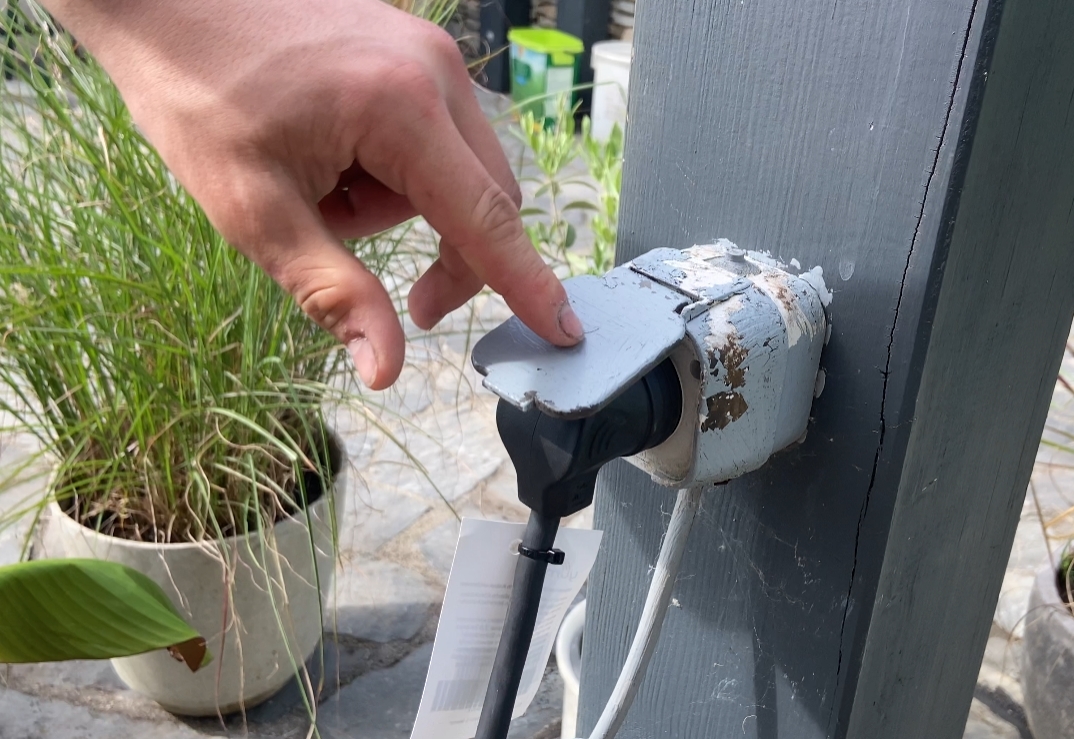 Solakon onBasic Balkonkraftwerk: Schuko Stecker anschließen in die Steckdose